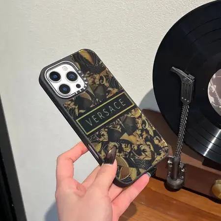 ヴェルサーチ iPhone17 ケース, VERSACE iPhone16ProMax ケース, おしゃれ iPhone17 ケース, MagSafe対応 iPhone16 ケース, 滑り止め iPhone15 ケース, 高級 デザイン iPhone14Pro ケース, ワイヤレス充電 ケース, ブランド iPhone カバー