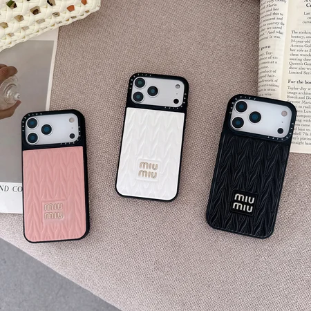 miumiu iPhone17proケース,ミュウミュウ iPhone17promaxカバー,レザー ハイブランド スマホケース,金箔押し ロゴ iPhoneケース,アイフォン16pro ケース 高級感,女子 おしゃれ iPhone15ケース,ブランド iPhone14/13カバー,人気 レディース 携帯ケース