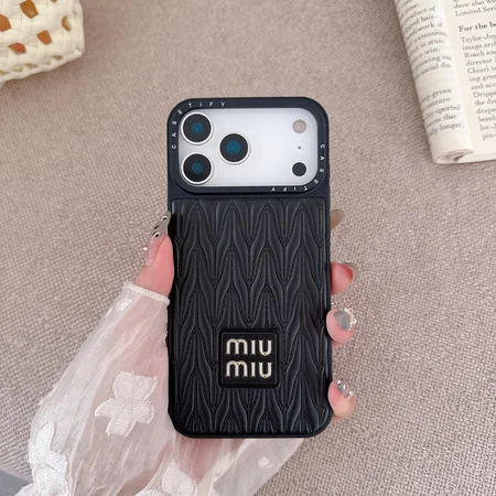 miumiu iPhone17proケース,ミュウミュウ iPhone17promaxカバー,レザー ハイブランド スマホケース,金箔押し ロゴ iPhoneケース,アイフォン16pro ケース 高級感,女子 おしゃれ iPhone15ケース,ブランド iPhone14/13カバー,人気 レディース 携帯ケース